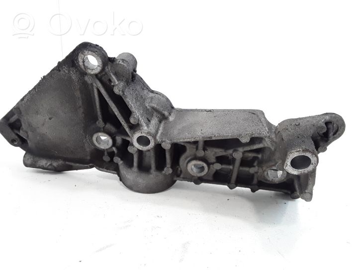 Nissan Almera N16 Soporte del alternador 8200327134