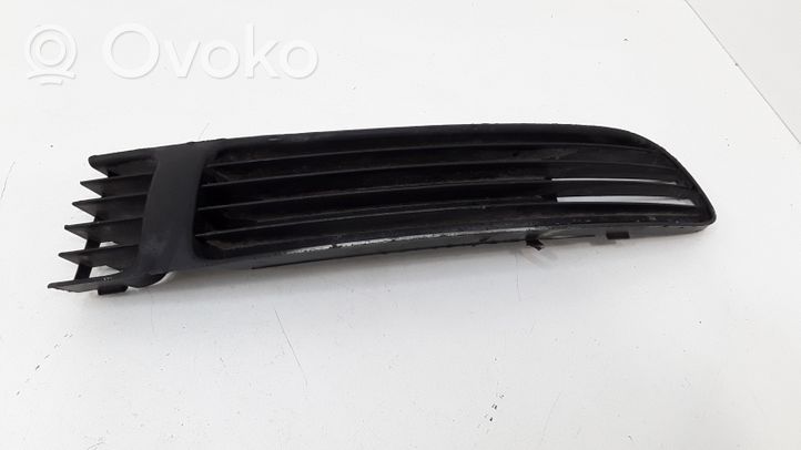 Volkswagen PASSAT B5 Unteres Gitter dreiteilig vorne 3B0I53678