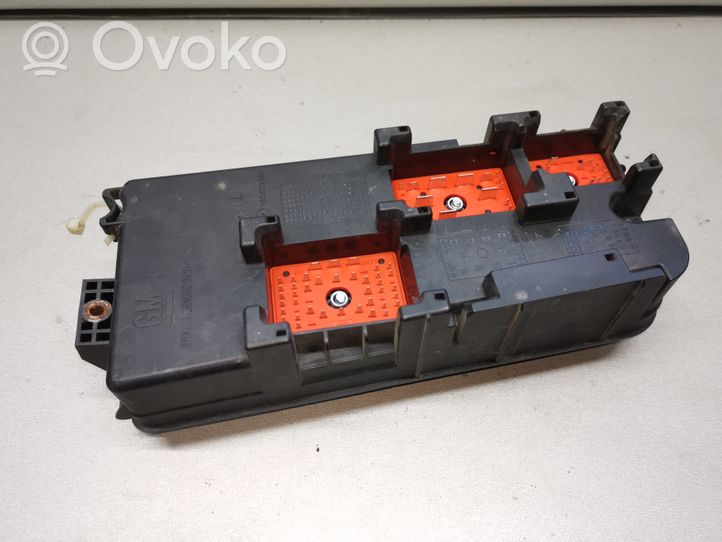 Opel Vectra C Fuse module 13187505