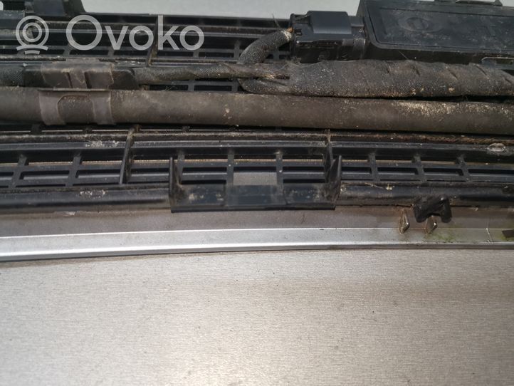 Mercedes-Benz C W203 Kratka wlotu powietrza na maskę 2208300272