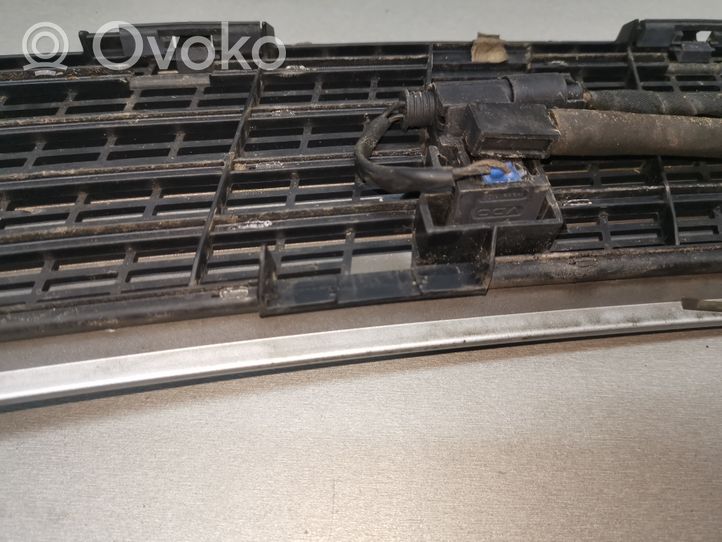 Mercedes-Benz C W203 Kratka wlotu powietrza na maskę 2208300272