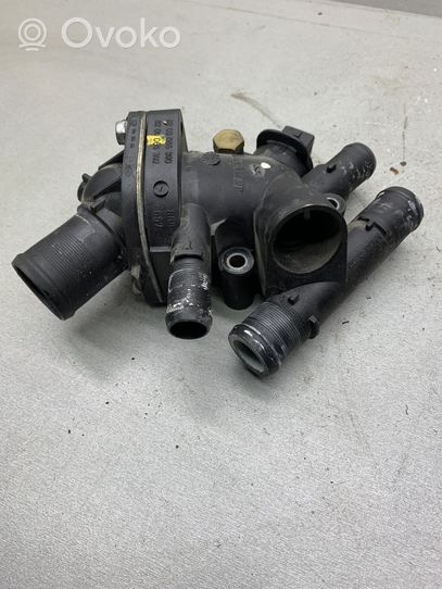 Volvo S40, V40 Boîtier de thermostat / thermostat 8200065390