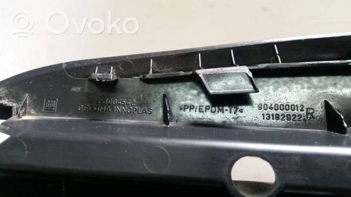 Opel Vectra C Kratka dolna zderzaka przedniego 13182922