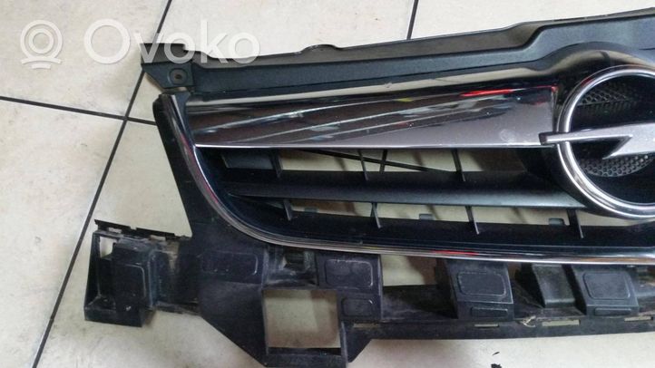 Opel Vectra C Etupuskurin jakajan koristelista 551004542