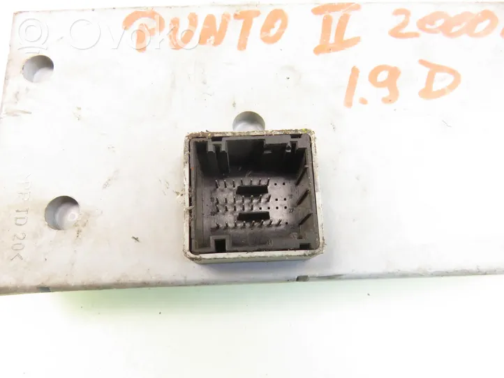 Fiat Punto (188) Korin keskiosan ohjainlaite 