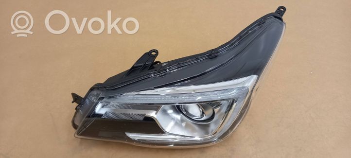 Subaru Forester SK Lampa przednia 