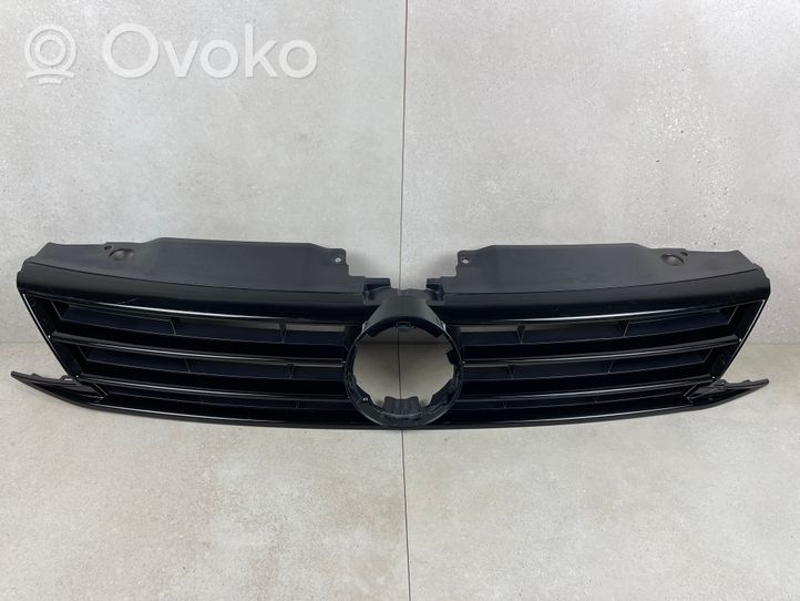 Volkswagen Jetta VI Etupuskurin ylempi jäähdytinsäleikkö 5C6853655F