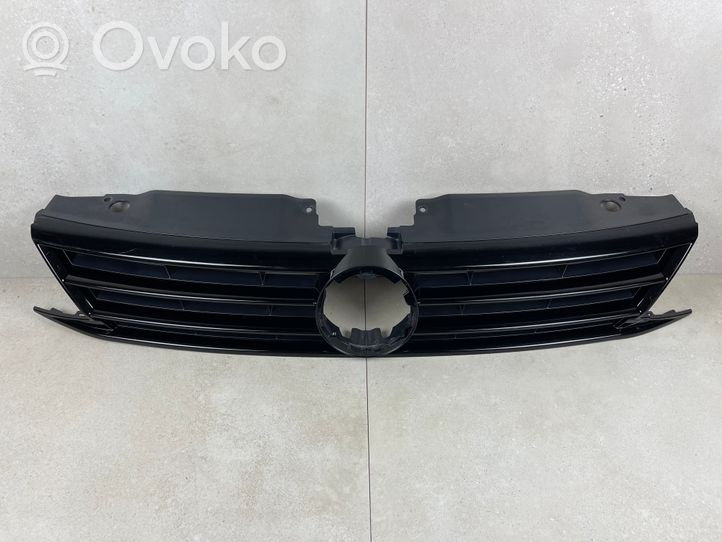 Volkswagen Jetta VI Etupuskurin ylempi jäähdytinsäleikkö 5C6853655F