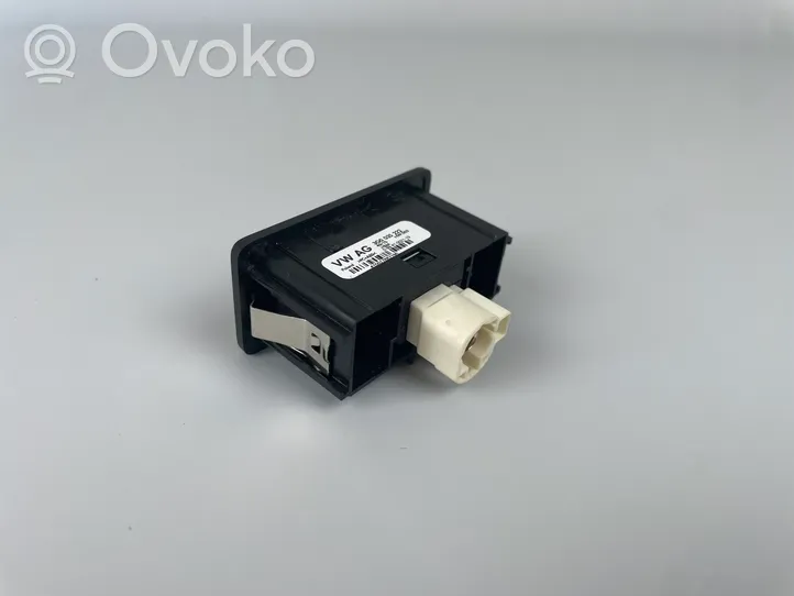 Volkswagen PASSAT B8 Connecteur/prise USB 3G0035222