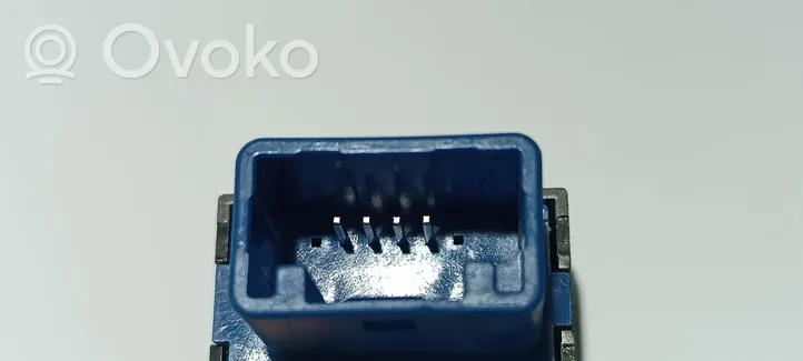 Mitsubishi Outlander Przełącznik / Przycisk otwierania klapy bagażnika 