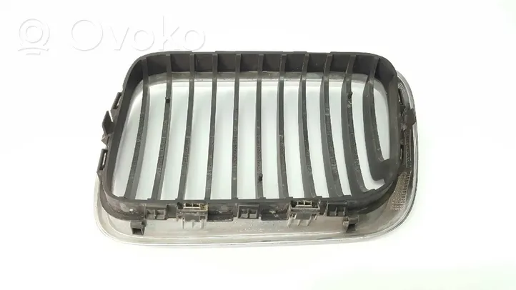 BMW 3 E36 Grille calandre supérieure de pare-chocs avant 8185802