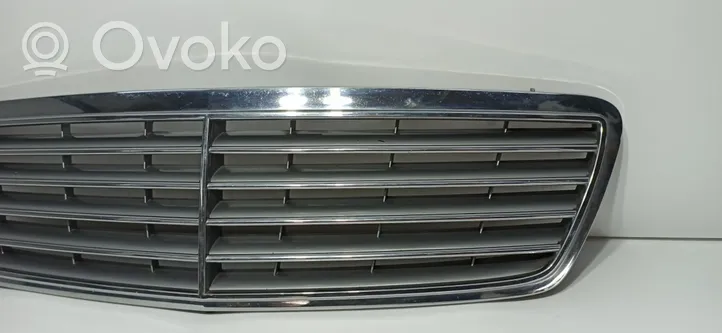 Mercedes-Benz C W203 Grille calandre supérieure de pare-chocs avant 