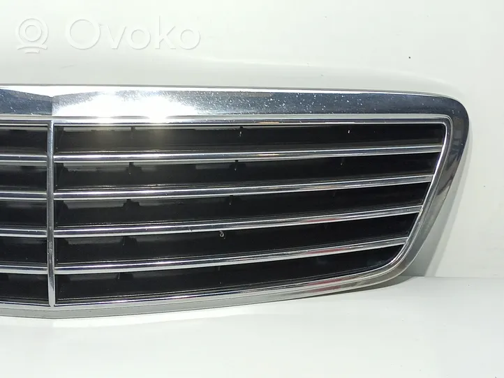 Mercedes-Benz S W220 Etupuskurin ylempi jäähdytinsäleikkö A22088003839040