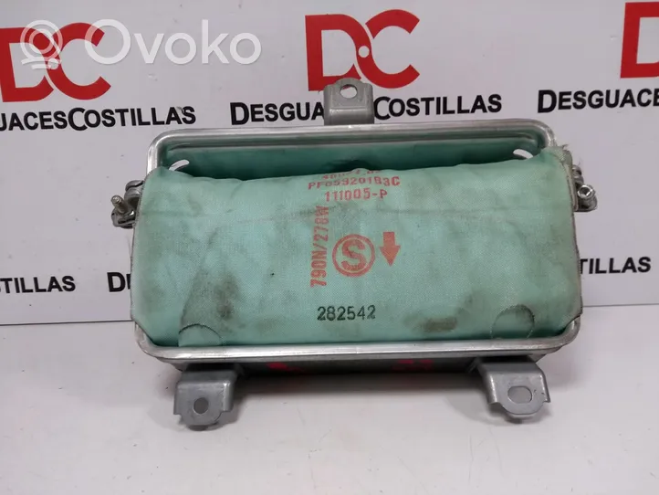 Toyota Corolla E120 E130 Keleivio oro pagalvė PF059201B3C