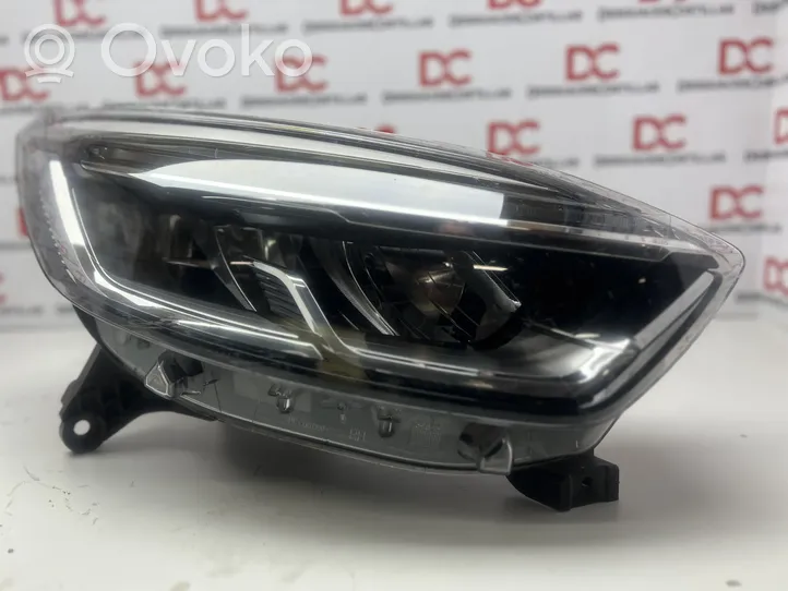 Renault Captur Headlight/headlamp 260107244R