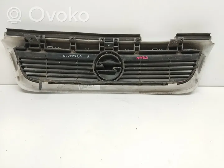 Opel Vectra A Grotelės priekinės 90461334