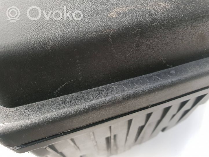 Volvo XC70 Obudowa filtra powietrza 30748207