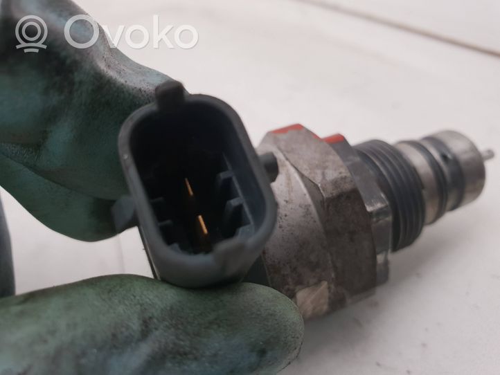 Volvo XC70 Regulator ciśnienia paliwa 30777576