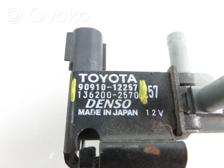 Toyota Corolla Verso E121 Zawór podciśnienia 1362002570