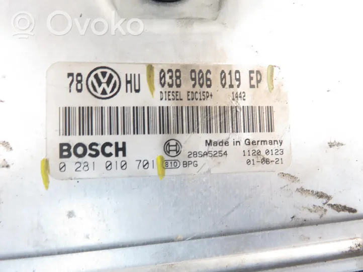 Volkswagen PASSAT B5.5 Moottorin ohjainlaite/moduuli 0281010701