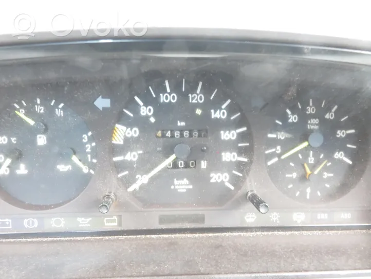 Mercedes-Benz E W124 Compteur de vitesse tableau de bord 