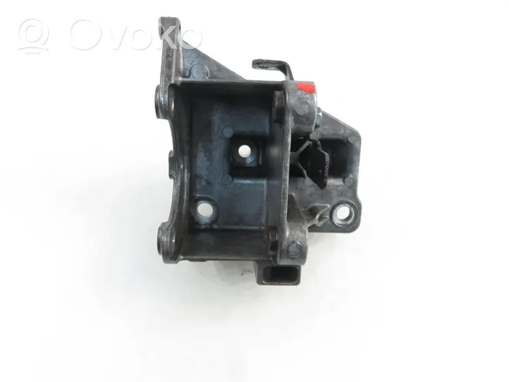 Volkswagen Phaeton Power steering pump mounting bracket 