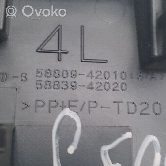 Toyota RAV 4 (XA40) Osłona dźwigni hamulca ręcznego 5880942010