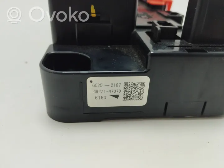 Toyota Prius (XW50) Relay mounting block 6C252187