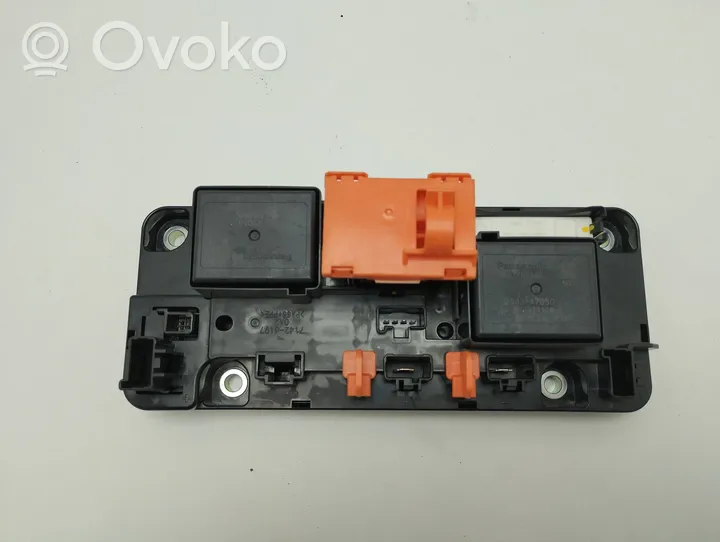 Toyota Prius (XW50) Relay mounting block 6C252187