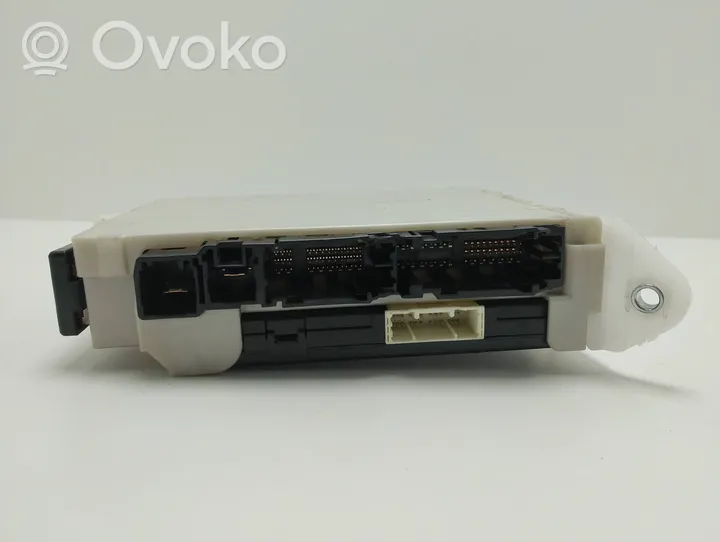 Toyota Prius (XW50) Module de fusibles 8273047530C