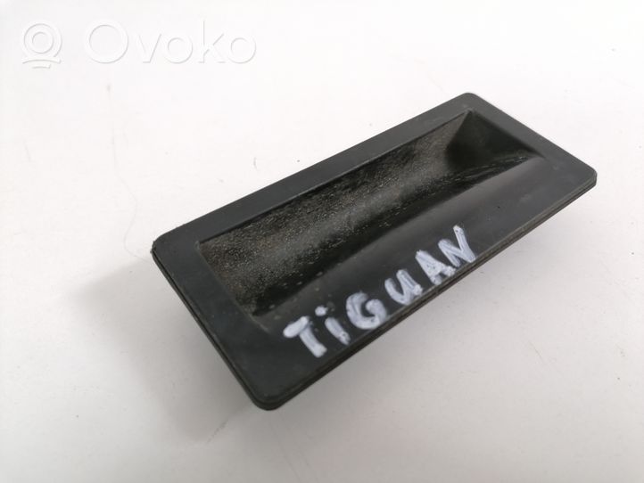 Volkswagen Tiguan Przełącznik / Przycisk otwierania klapy bagażnika 5N0827335F