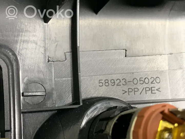 Toyota Avensis T250 Popielniczka tylna tunelu środkowego 5892305020