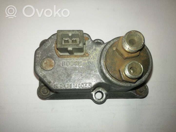 Mercedes-Benz W123 Regulator ciśnienia paliwa  0438140065