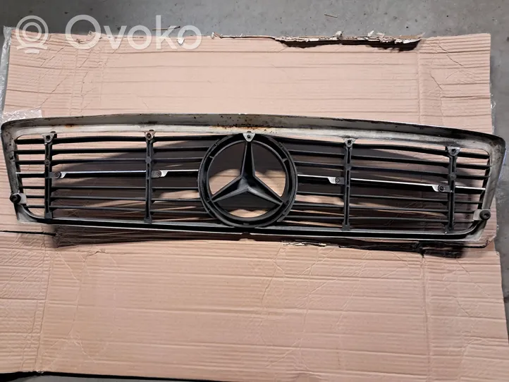 Mercedes-Benz SL R107 Grotelės priekinės 1078880215