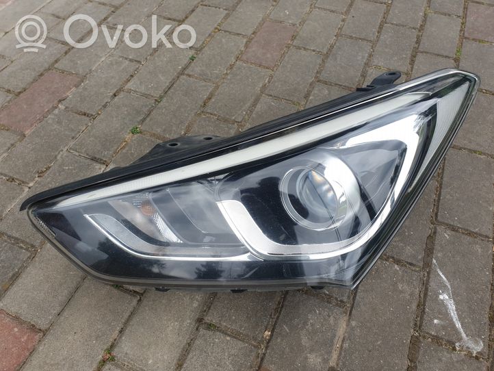 Hyundai Santa Fe Lampa przednia 921032W700