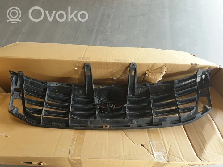 Toyota Hilux (AN10, AN20, AN30) Grille calandre supérieure de pare-chocs avant 531110K680