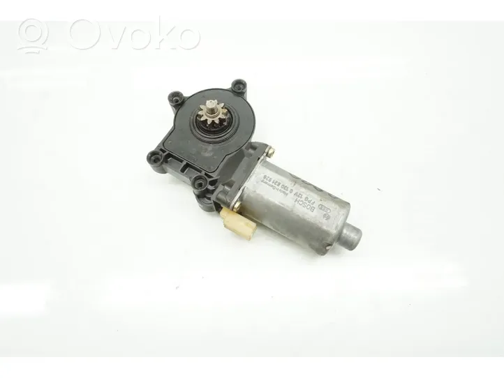 Opel Astra H Takaoven ikkunan nostomoottori 0130821926