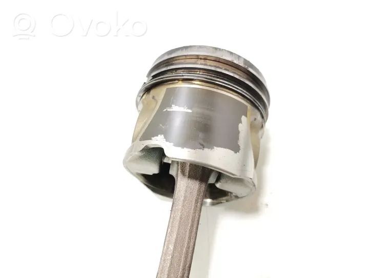 Hyundai Trajet Piston with connecting rod 