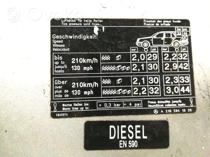 Mercedes-Benz E AMG W210 Bouchon, volet de trappe de réservoir à carburant A2105841939