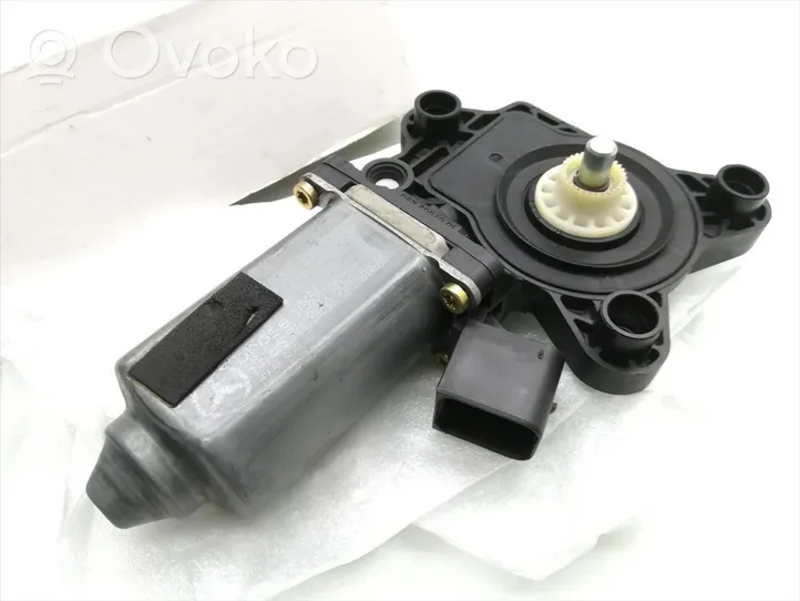 Mercedes-Benz C AMG W203 Front door window regulator motor A2208204542