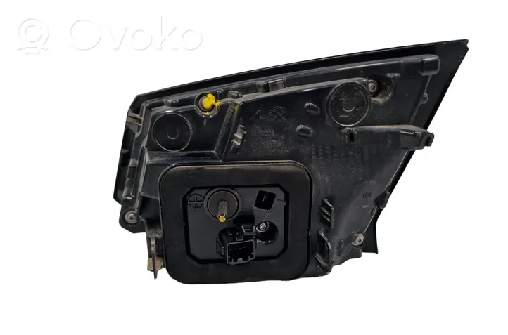 Peugeot 5008 II Lampa tylna 9836231880