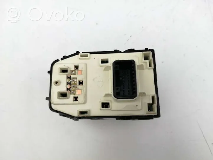 KIA Stonic Sivupeilin kytkin 4D64801160