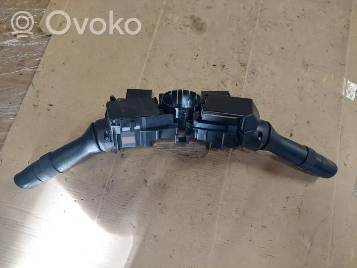 Toyota Avensis T270 Leva/interruttore dell’indicatore di direzione e tergicristallo 17F373