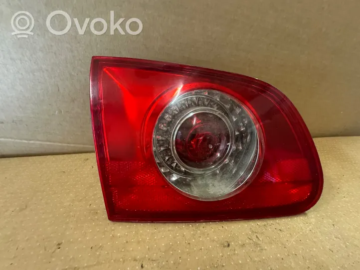 Volkswagen PASSAT B6 Lampy tylnej klapy bagażnika 3C9945094