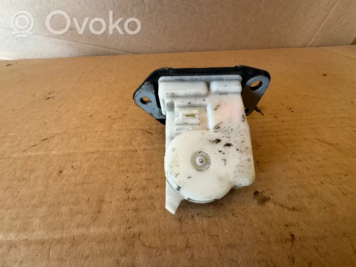 Nissan Juke I F15 Loading door lock 