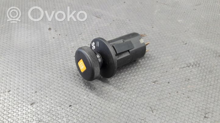 Opel Kadett D Stiklo šildymo elektra jungtukas 90069091