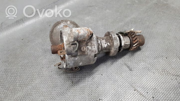 Volkswagen Jetta II Dzirksteļu sadalītājs 027905205