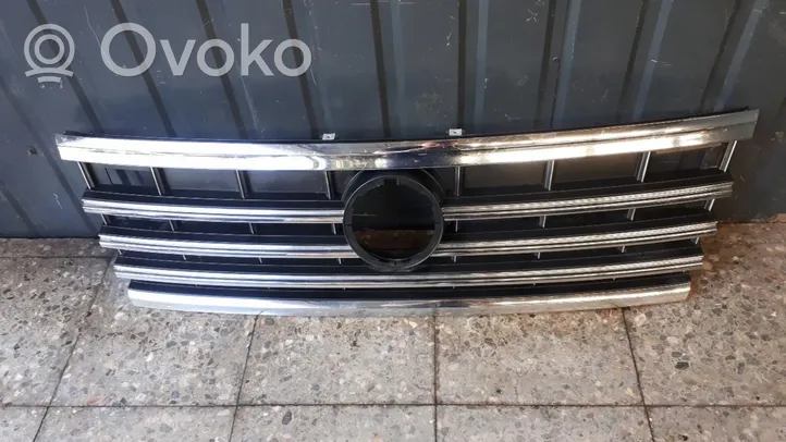 Volkswagen Touareg III Grotelės viršutinės 760853696