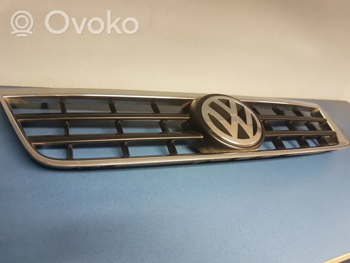 Volkswagen Touareg I Grille calandre supérieure de pare-chocs avant 