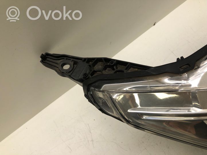 Peugeot 208 Lampa przednia 9802221380